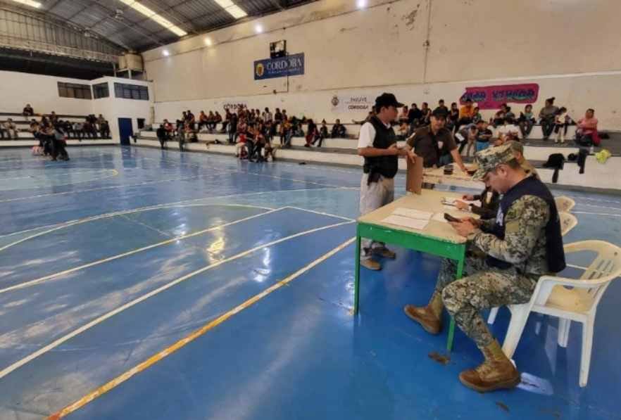 INTERVIENEN A 250 INDOCUMENTADOS