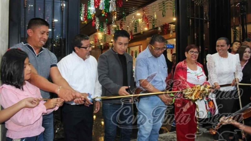INAUGURA LEONEL SÁNCHEZ SALON REVOLUCIÓN