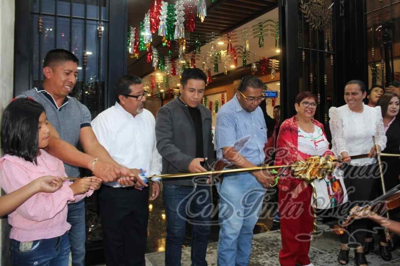 INAUGURA LEONEL SÁNCHEZ SALON REVOLUCIÓN