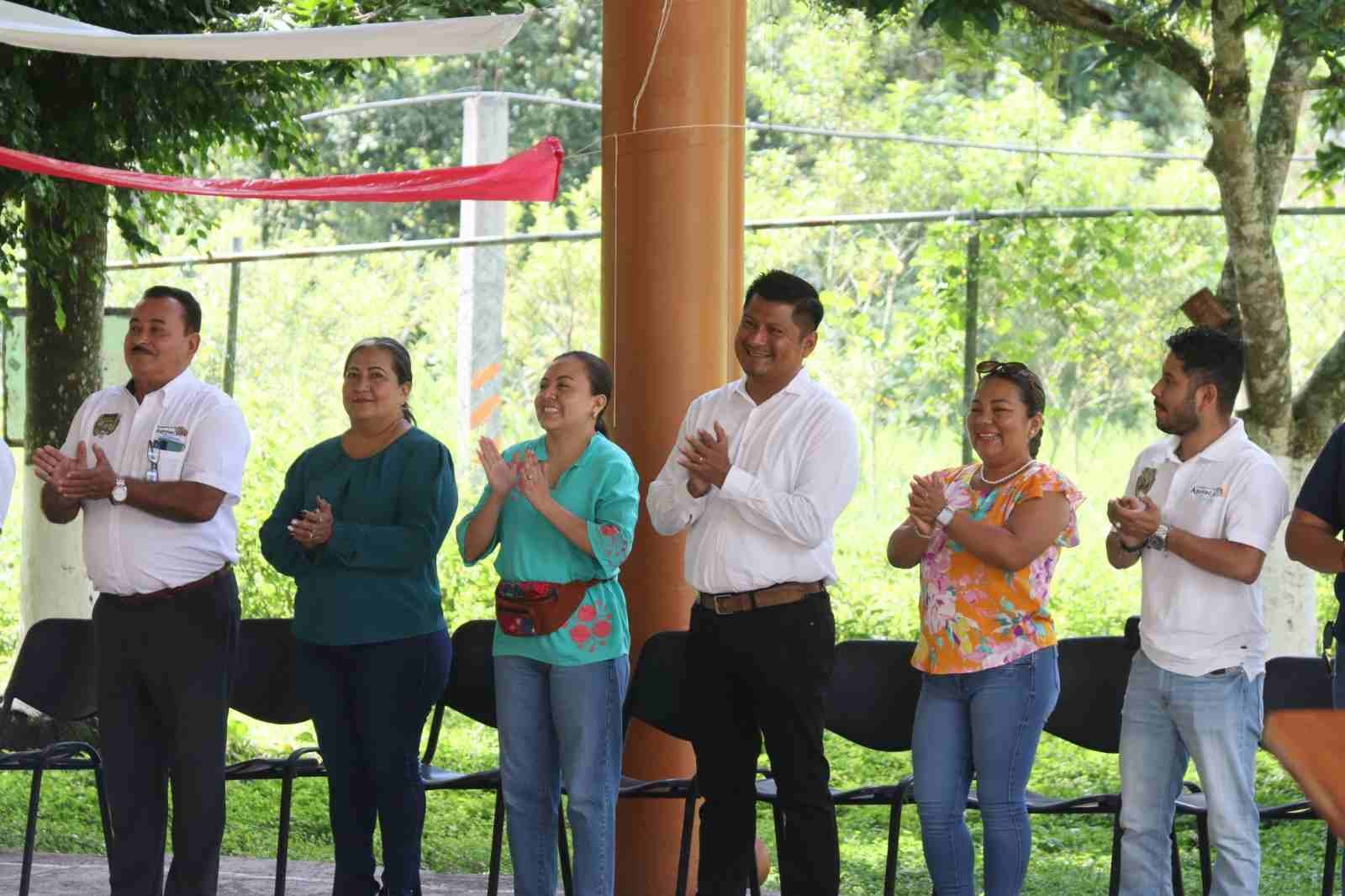 ENTREGA CARLOS VENTURA DE LA PAZ CISTERNA A ALUMNOS DE TELEBACHILLERATO DE MANZANILLO