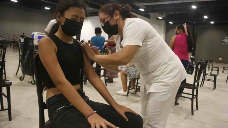 AMLO PROMETE ACCESO UNIVERSAL A VACUNAS DE COVID-19