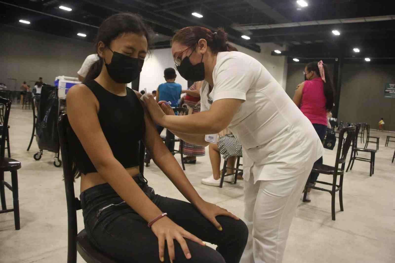 AMLO PROMETE ACCESO UNIVERSAL A VACUNAS DE COVID-19