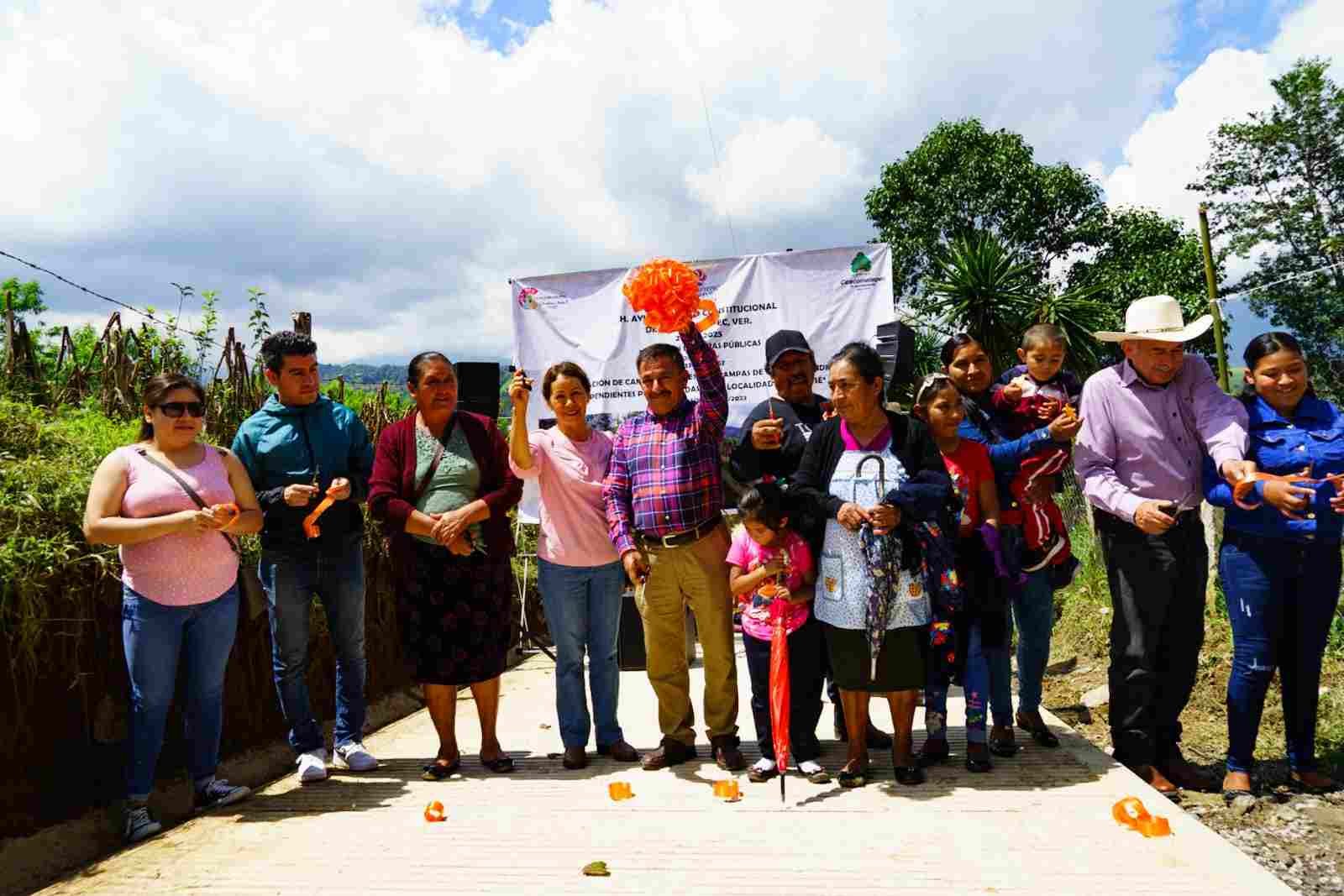 INAUGURA ALCALDE REHABILITACIÓN DE CAMINO EN HUILOTLA