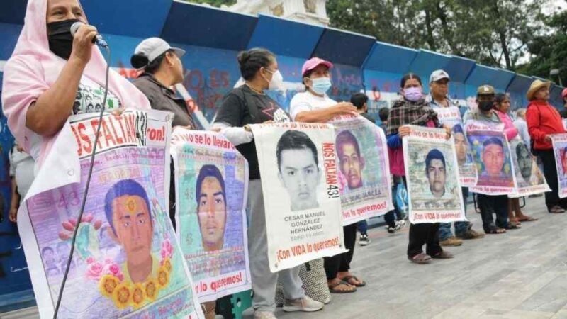 PADRES DE NORMALISTAS DE AYOTZINAPA EXIGEN A AMLO NO ENCUBRA AL EJÉRCITO