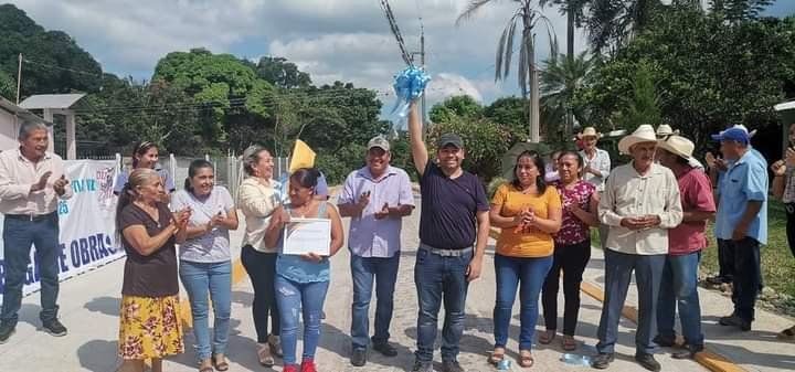INAUGURA RAFAEL LÓPEZ PAVIMENTACIÓN EN TENANZINTLA