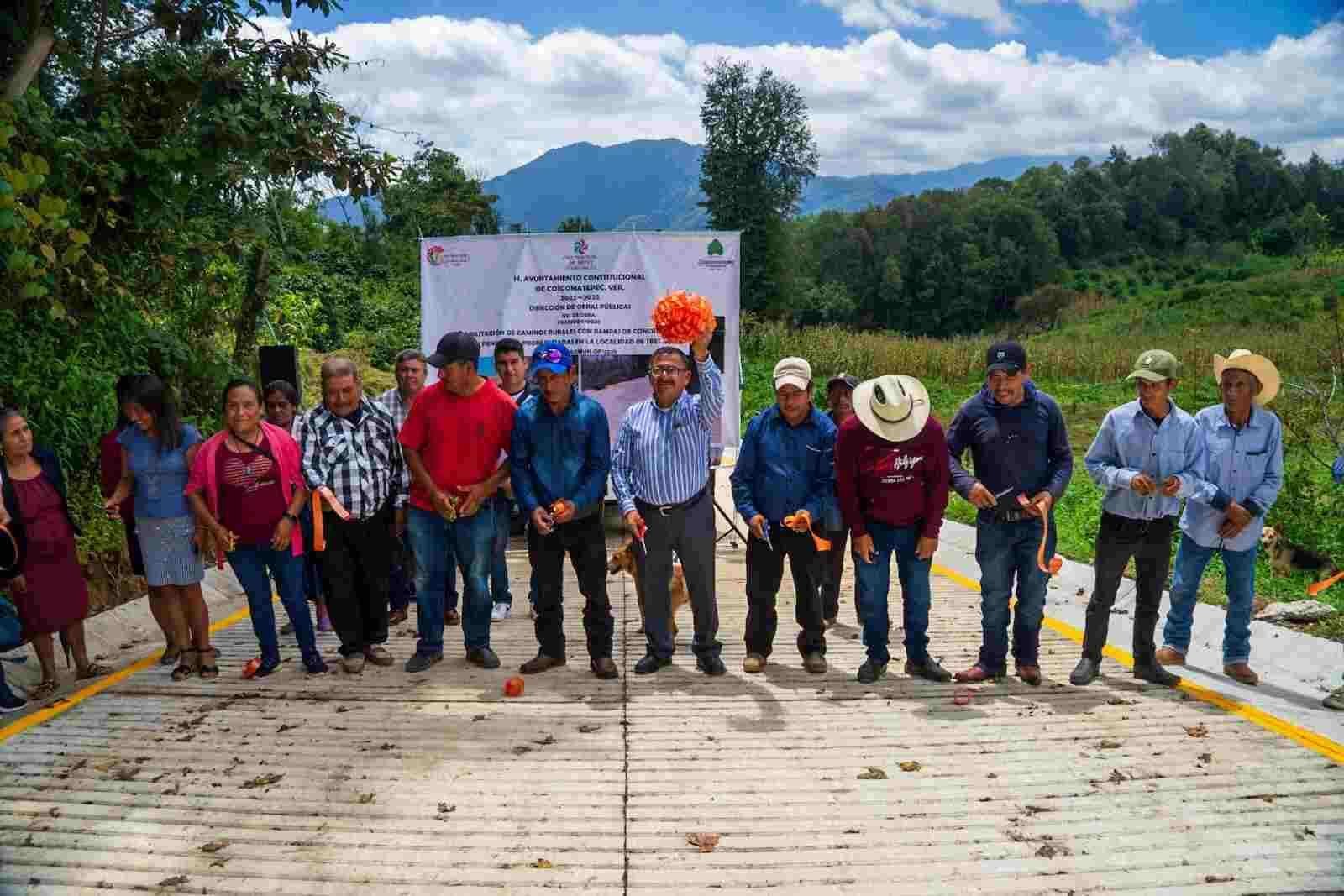 INAUGURA ALCALDE DE COSCOMATEPEC CAMINO EN TRES AGUAS