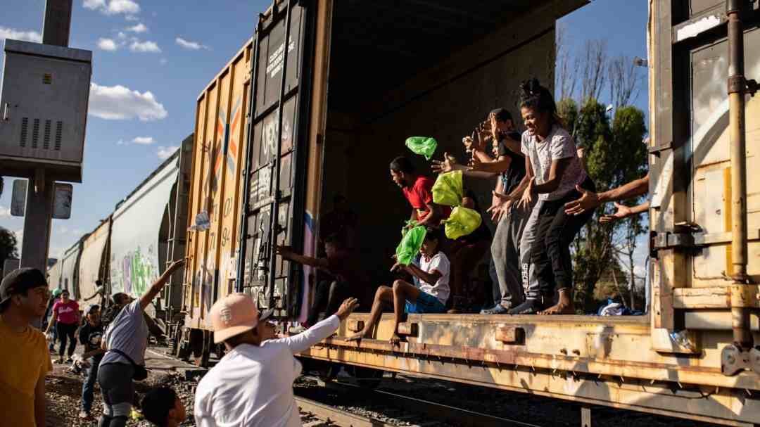 MÉXICO PONDRÁ RETENES PARA DISUADIR A MIGRANTES DE SUBIRSE A TRENES DE CARGA RUMBO A EU