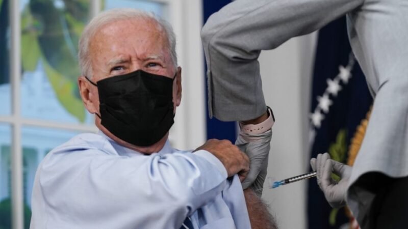 JOE BIDEN RECIBE LA VACUNA ACTUALIZADA CONTRA EL COVID-19