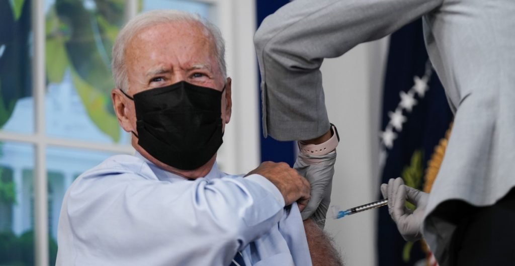 JOE BIDEN RECIBE LA VACUNA ACTUALIZADA CONTRA EL COVID-19