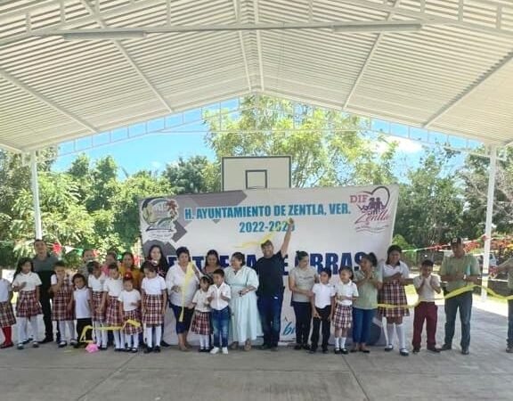 ENTREGA RAFAEL LÓPEZ TECHADO EN ESCUELA DE COYOTEPEC