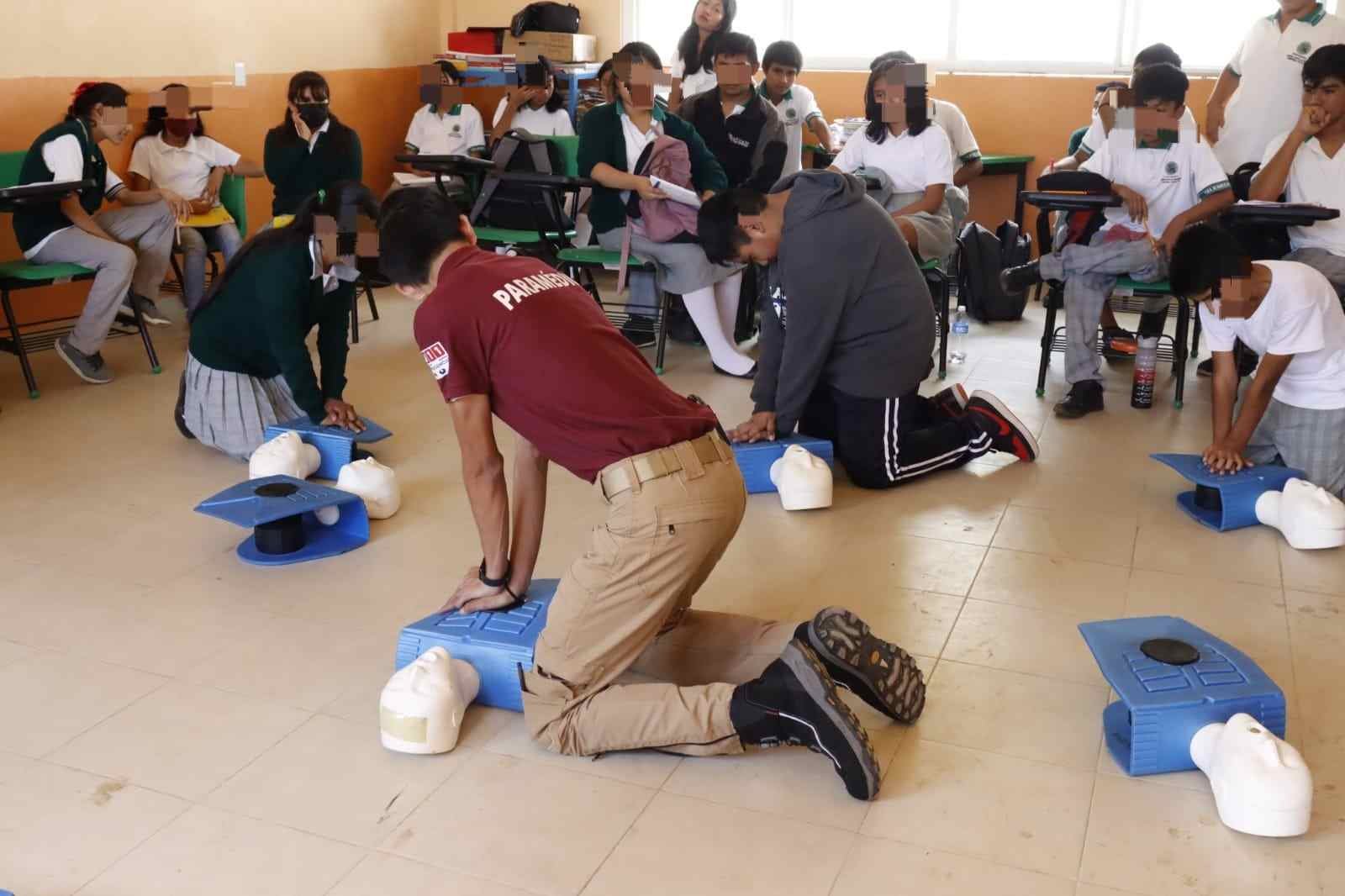 IMPARTEN PARAMÉDICOS DE LA UNIDAD MÉDICA MUNICIPAL DIF CURSO EN ESCUELA