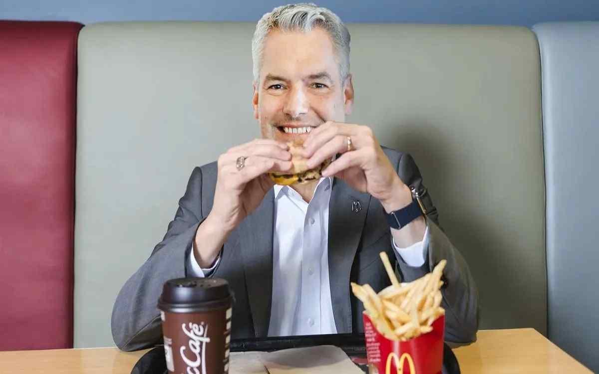 ESCÁNDALO EN AUSTRIA: EL CANCILLER DICE QUE LOS NIÑOS POBRES PUEDEN ALIMENTARSE EN MCDONALD’S