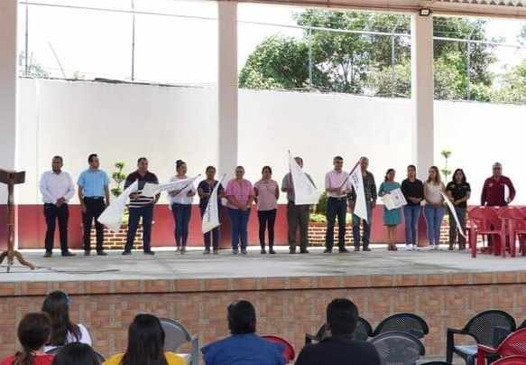 ANTONIO FLORES CANCINO ENTREGA OBRA EN TELESECUNDARIA DE TOMATLÁN