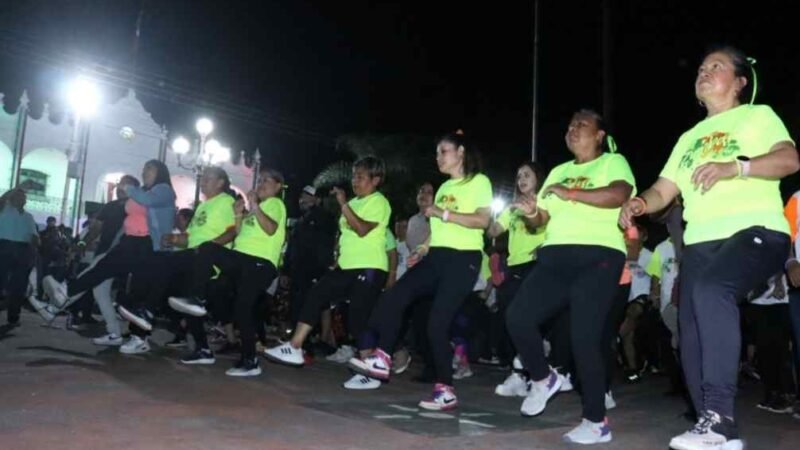 HACE VIBRAR ZUMBA GLOW EXPLANADA DEL PARQUE LÁZARO CÁRDENAS