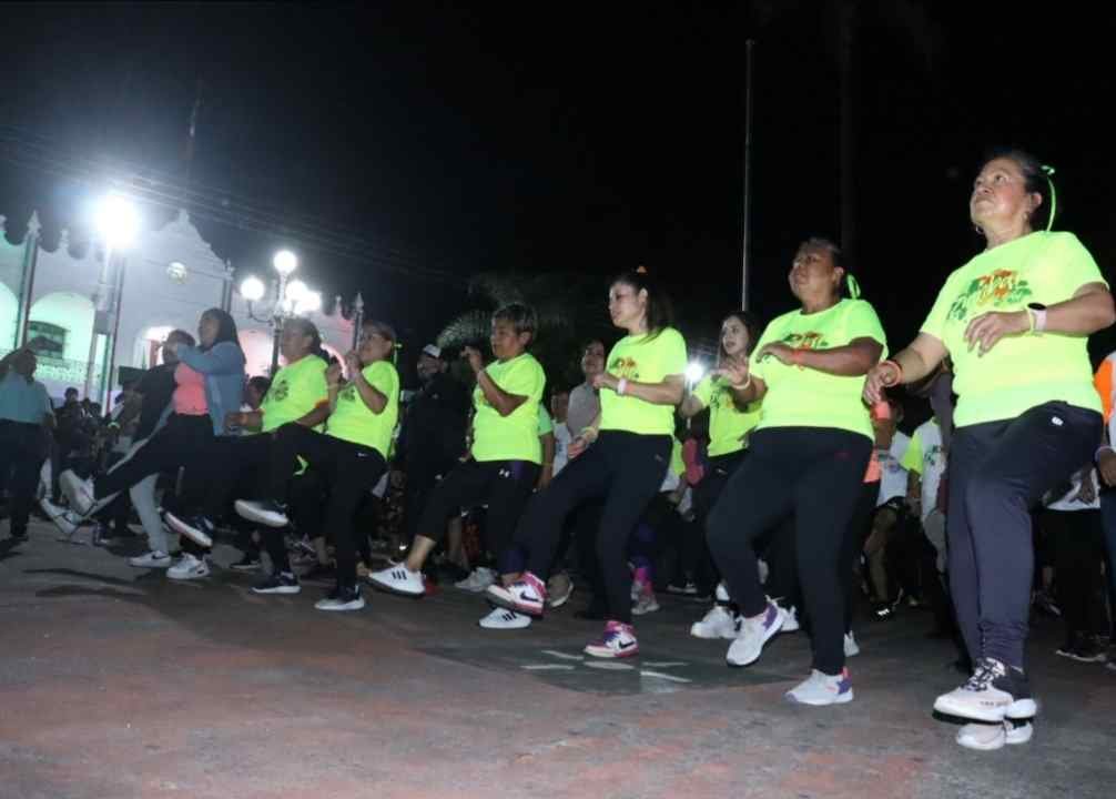 HACE VIBRAR ZUMBA GLOW EXPLANADA DEL PARQUE LÁZARO CÁRDENAS