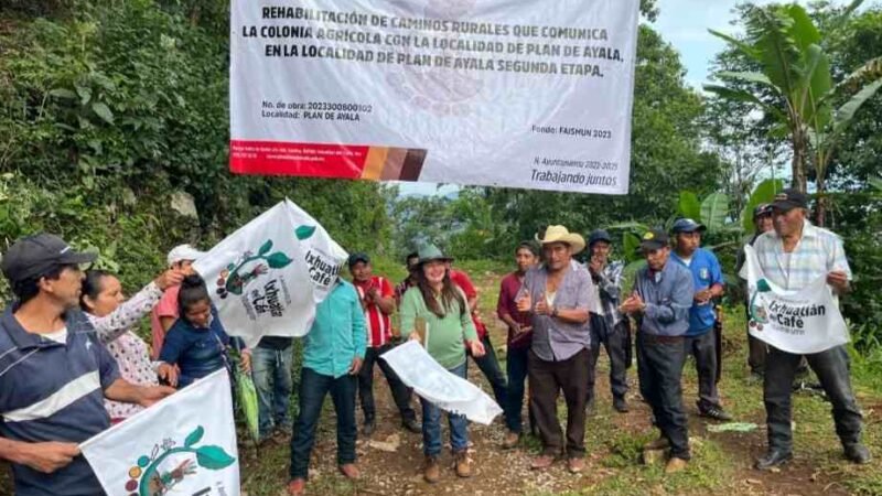 DA ALCALDESA DE IXHUATLÁN DOS BANDERAZOS DE OBRA