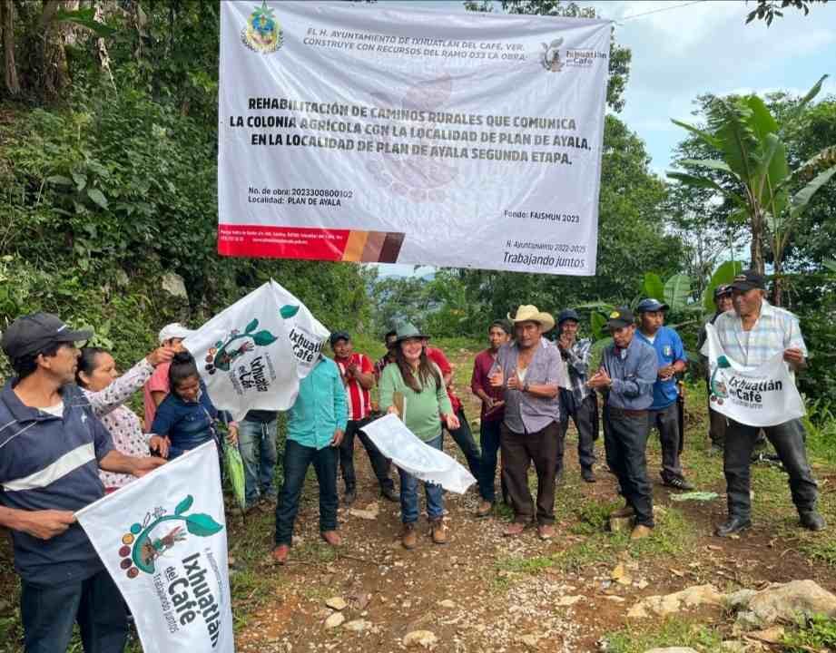 DA ALCALDESA DE IXHUATLÁN DOS BANDERAZOS DE OBRA