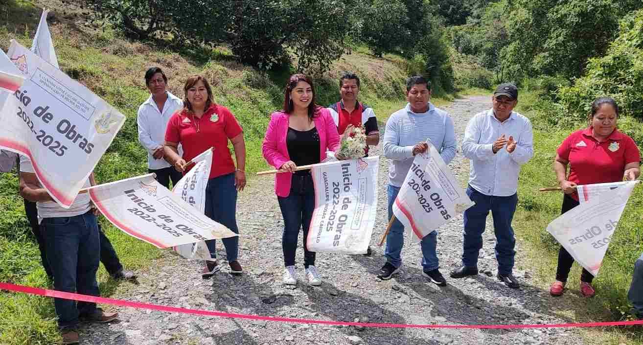 DAN BANDERAZO EN AHUATEPEC