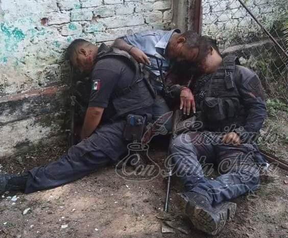 EMBOSCAN A POLICÍAS; HAY 13 MUERTOS