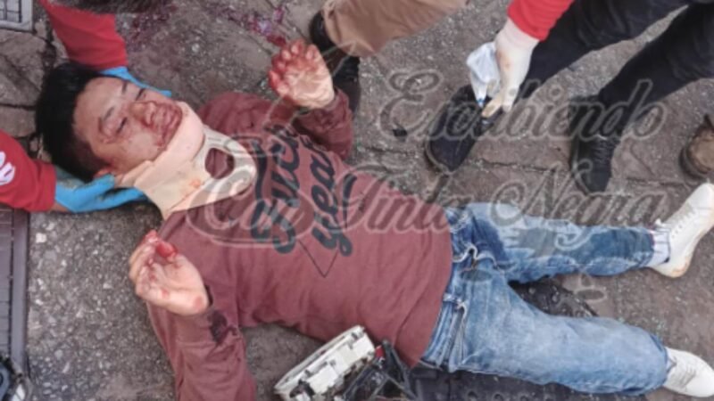 SE ESTRELLA MOTOCICLISTA CONTRA TAXI