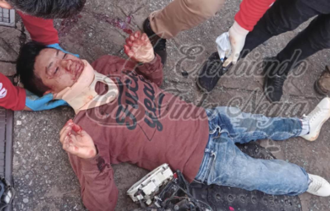 SE ESTRELLA MOTOCICLISTA CONTRA TAXI