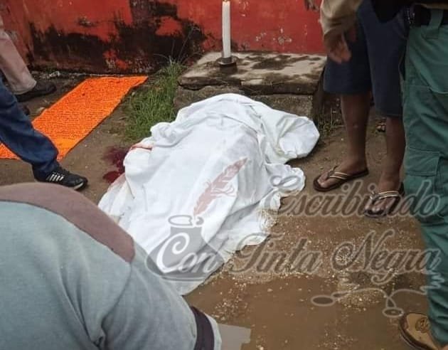 EJECUTAN A TAXISTA; LE DEJAN NARCO MENSAJE