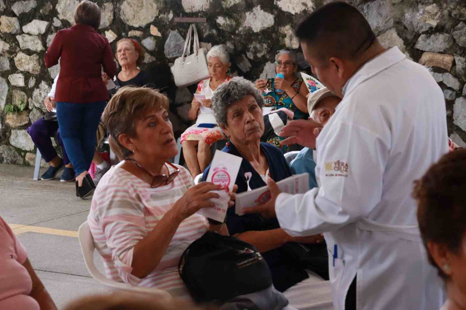 IMPARTE UNIDAD MÉDICA MUNICIPAL DIF Y JURISDICCIÓN SANITARIA PLÁTICA SOBRE CÁNCER DE MAMA