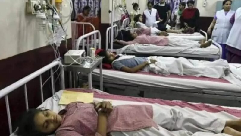 ESTUDIANTES HOSPITALIZADOS POR INTOXICACIÓN ALIMENTARIA EN LA INDIA