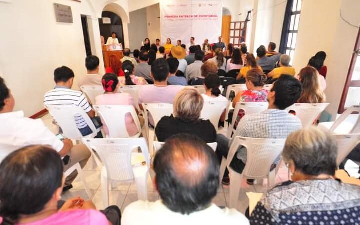 ENTREGAN ESCRITURAS A FAMILIAS DE HUATUSCO