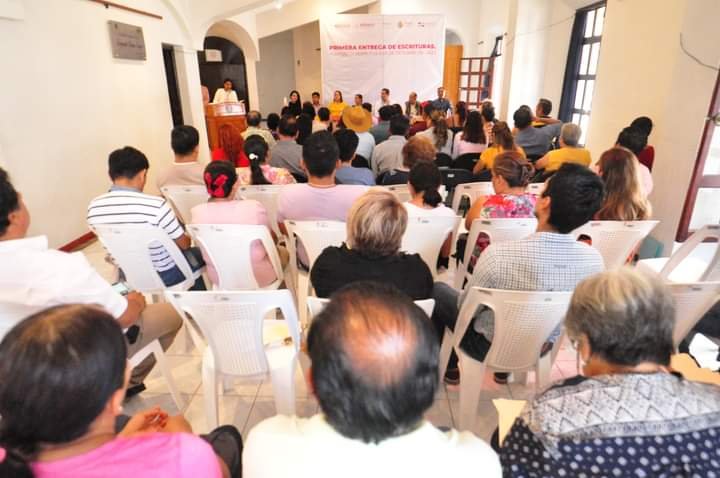 ENTREGAN ESCRITURAS A FAMILIAS DE HUATUSCO