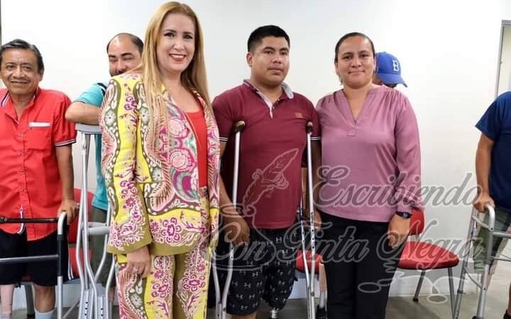ENTREGA DIF DE ALPATLÁHUAC PRÓTESIS A JOVEN DE ACOLCO