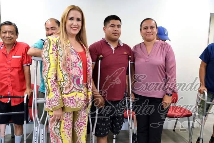 ENTREGA DIF DE ALPATLÁHUAC PRÓTESIS A JOVEN DE ACOLCO