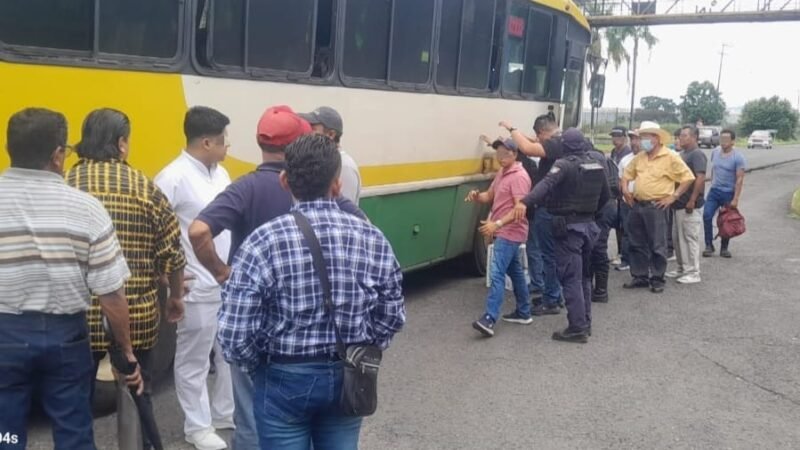 POLICÍA DE ATOYAC REALIZA INSPECCIONES EN AUTOBUSES PARA GARANTIZAR SEGURIDAD DE CIUDADANOS