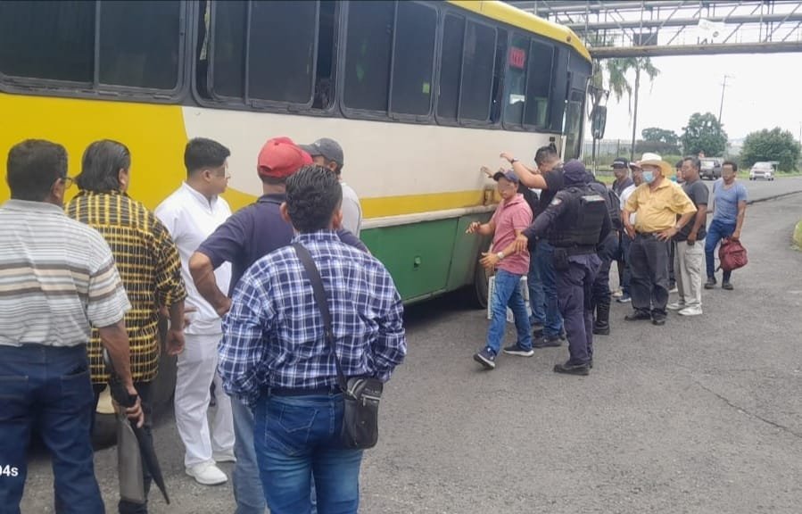 POLICÍA DE ATOYAC REALIZA INSPECCIONES EN AUTOBUSES PARA GARANTIZAR SEGURIDAD DE CIUDADANOS