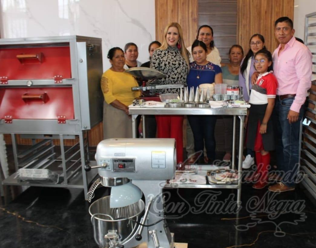 ENTREGAN PROYECTOS PRODUCTIVOS EN ALPATLÁHUAC