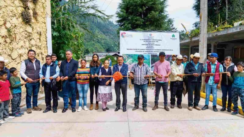 ENTREGA ALCALDE CAMINO DE TAMAZOLAPA