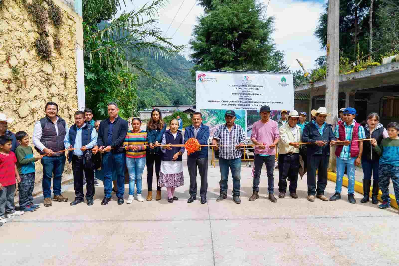 ENTREGA ALCALDE CAMINO DE TAMAZOLAPA