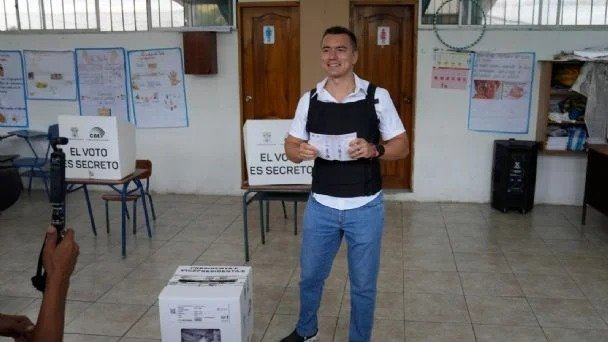 EL DERECHISTA DANIEL NOBOA GANA LA PRESIDENCIA DE ECUADOR