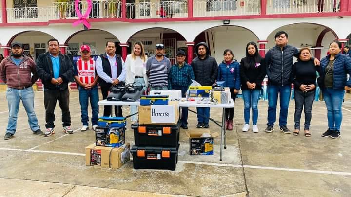 ENTREGAN PROYECTOS PRODUCTIVOS A TOMATLÁN