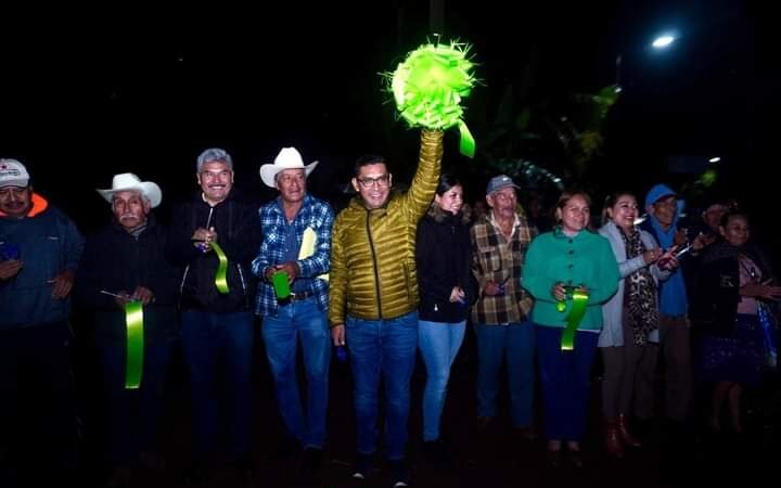 SE ILUMINA COLONIA LA PALMA