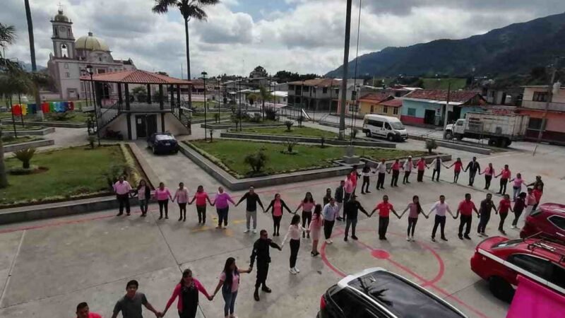 CONMEMORAN LUCHA CONTRA EL CÁNCER DE MAMA