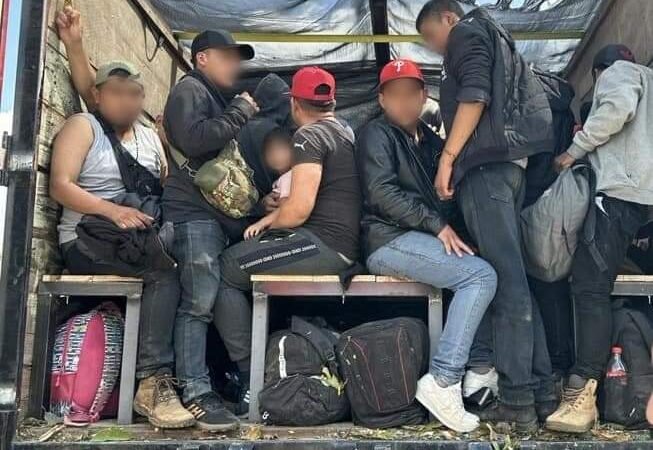 ENCUENTRAN A 14 NIÑOS MIGRANTES EN CAMIÓN DE CARGA