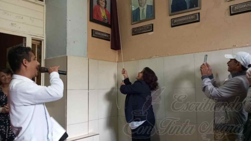 RINDEN HOMENAJE A DIRECTORA DE PRIMARIA NICOLÁS BRAVO