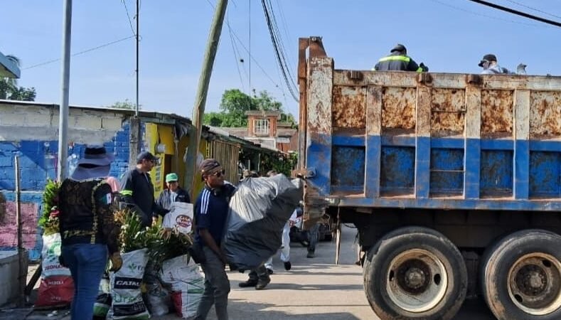 EXITOSA FAENA DE EMPLEADOS MUNICIPALES EN CEMENTERIO DE ATOYAC
