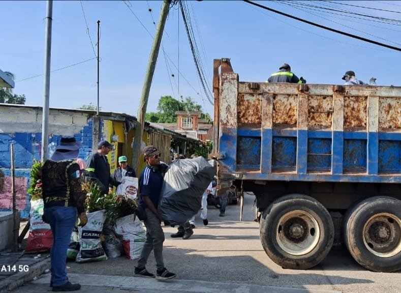 EXITOSA FAENA DE EMPLEADOS MUNICIPALES EN CEMENTERIO DE ATOYAC
