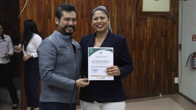 ENTREGA IMSS RECONOCIMIENTOS A TRABAJADORES POR AÑOS DE SERVICIO