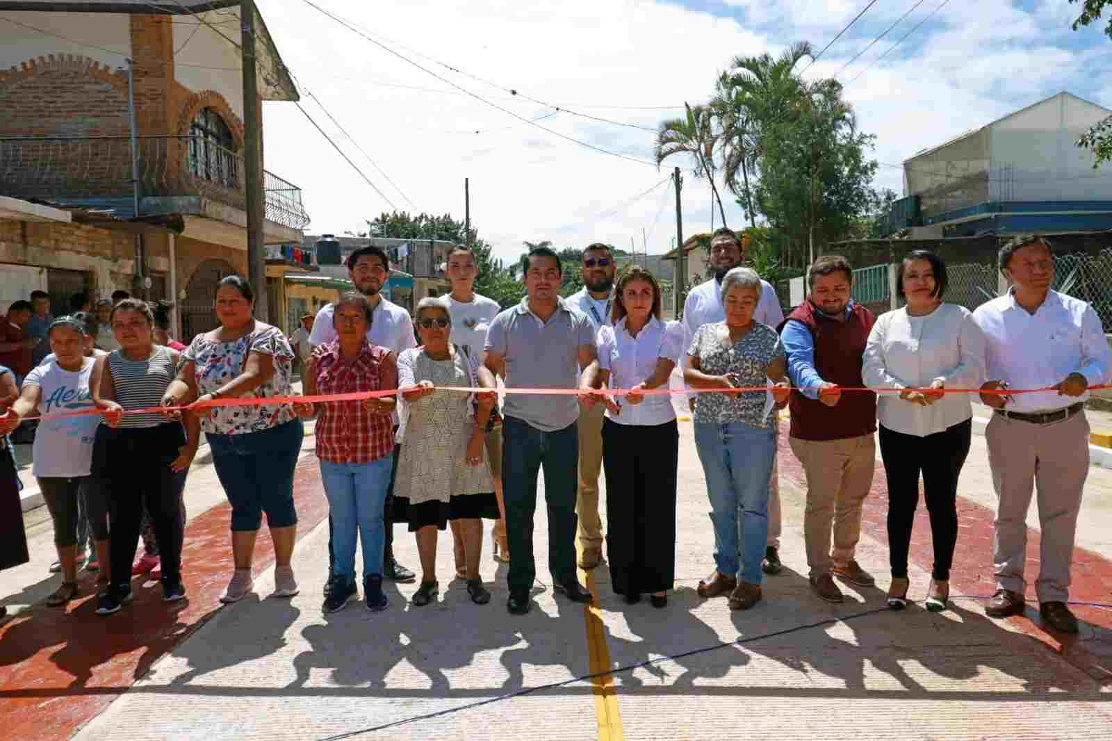 INAUGURA GERARDO ROSALES VICTORIA PAVIMENTACIONES EN COLONIAS Y COMUNIDADES