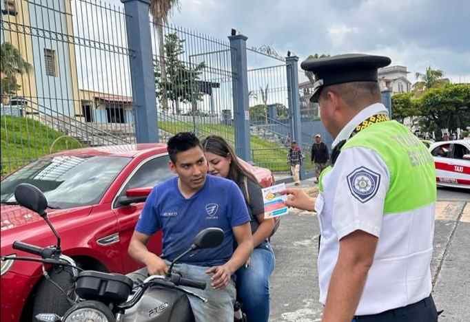 TRÁNSITO BUSCA CONCIENTIZAR A MOTOCICLISTAS SOBRE USO DE CASCO