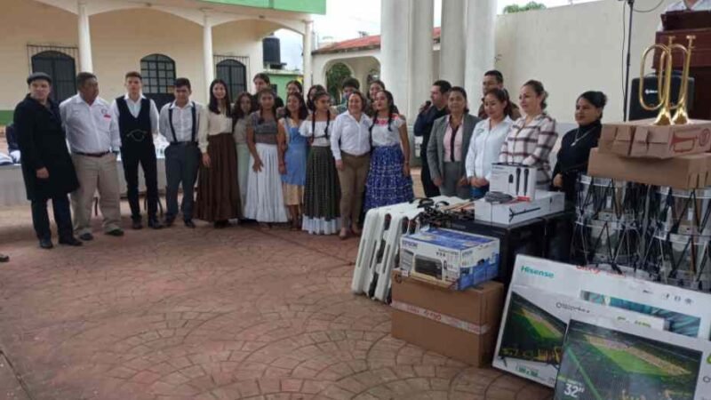 ENTREGAN APOYOS A ESCUELAS DE ZENTLA