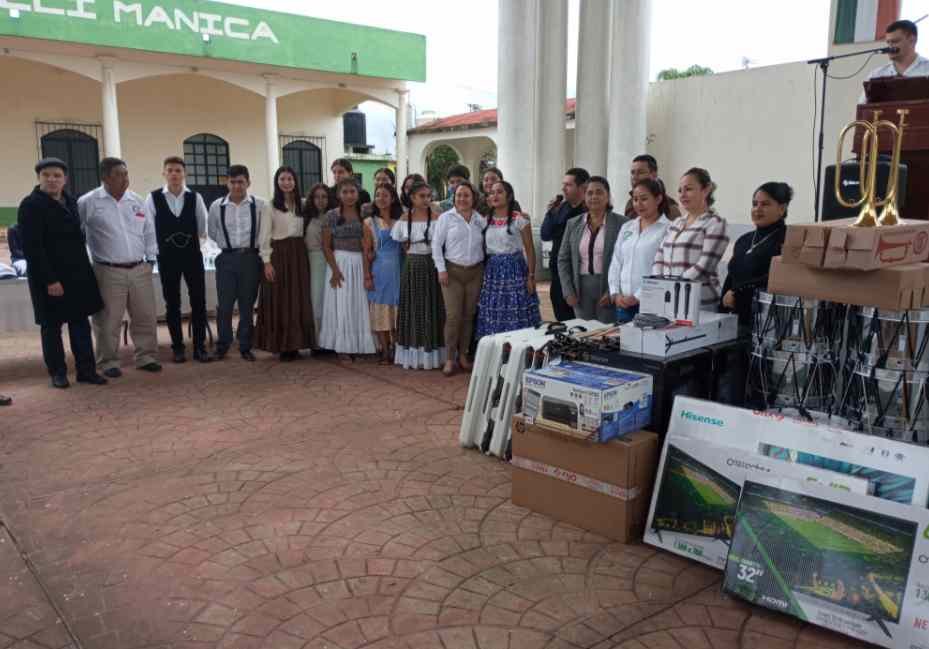 ENTREGAN APOYOS A ESCUELAS DE ZENTLA